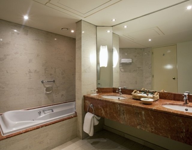 cyprus-hotels-annabelle-hotel-superior-suite-bathroom