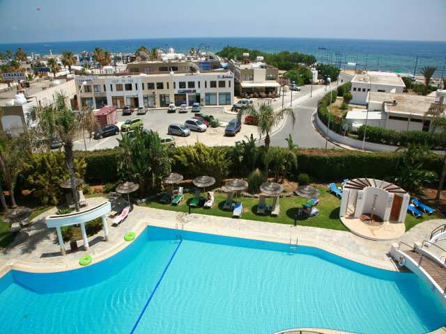 pool22_at_the_Faros_hotel